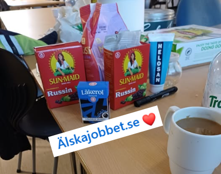 Bord med kaffe, russinpaket och texten Älskajobbet.se
